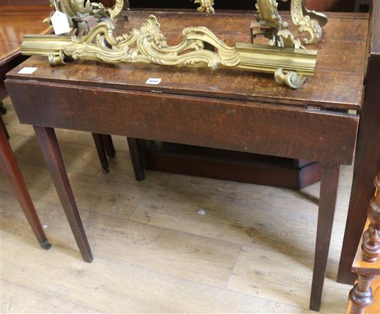 An early 19th century oak Pembroke table W.86cm